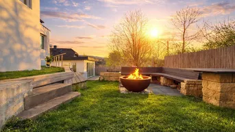 Gemütlicher Gartenbereich mit Feuerstelle und Sitzgelegenheiten bei Sonnenuntergang.