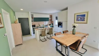 Expose Rijeka, Kostrena, zwei Wohneinheiten mit Garage und Garten