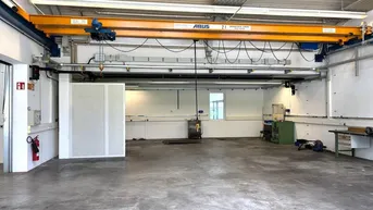 Expose Produktions- oder Lagerhalle mit 10-Tonnen-Kran in bester Lage von Lambach