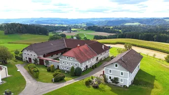 Expose Provisionsfrei: Landwirtschaftliches Anwesen mit Dreiseithof, 23.7 ha Grund und herrlicher Fernsicht