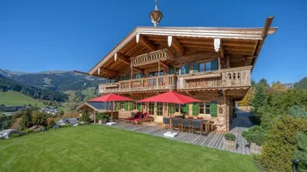 Traditionelles Holzchalet mit großer Sonnenterrasse, Garten und herrlichem Bergblick.