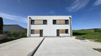 Expose Erstbezug in idyllischer Doppelhaushälfte in Stetten - Wohnkomfort mit Garten und Stellplätzen