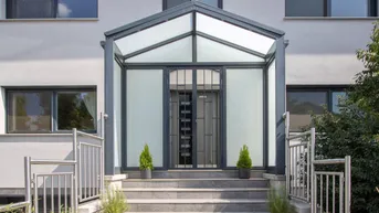 Expose Niedrigenergie - High-End-Villa mit herrlichem Garten, Pool und viel Platz ...auch für einige Autos...