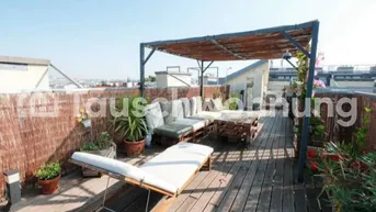 Geräumige Dachterrasse mit Holzdeck, Pergola, Lounge-Möbeln und weitem Stadtblick.
