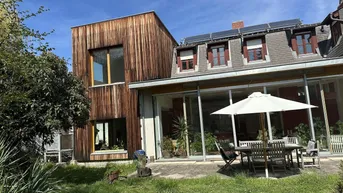 Expose Traumhaftes Einfamilienhaus in Badener Bestlage: 1.977m² Grundstück, Natur-Badeteich, moderne Ausstattung