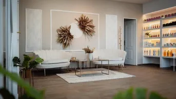 Elegante Empfangshalle mit beigen Sofas, Holzboden und dekorativen Wandelementen, die eine einladende Atmosphäre schaffen.