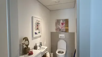 Expose BISAMBERGBLICK! 3-Zimmer Neubau mit Balkon, Schwimmbad &amp; Weinkeller im Haus!