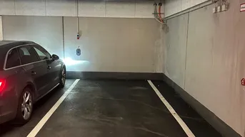 Expose Tiefgaragenstellplatz in sicherer Garage - mit E-Ladestation, 24/7 befahrbar