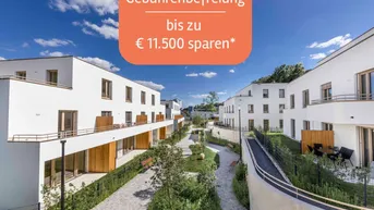 Moderne Wohnanlage mit weißen Fassaden, Balkonen und Terrassen, umgeben von einer gepflegten Grünanlage mit Wegen und Sitzgelegenheiten.