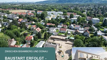 Luftaufnahme einer Wohngegend mit Baustelle, umgeben von Grünflächen und Bergen, mit Blick auf die Stadt.