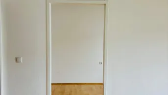 Expose Lichtdurchflutete 2 Zimmer Wohnung mit Parkplatz und sonnigem Balkon in Hall 