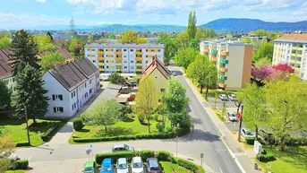 Expose RUHELAGE &amp; NEUWERTIG: Lichtdurchflutete Erstbezug-Wohnung mit Balkon, Panoramablick und Parkmöglichkeit