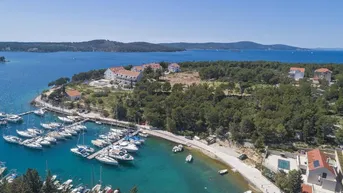 Expose AKTION! Exklusive Baugrundstücke mit Blick auf die Bucht von Milna – Einzigartige Gelegenheit