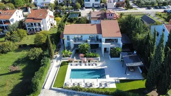 Expose Exklusive Wohnanlage mit drei großzügigen Wohneinheiten, Pool und Meerblick in Poreč