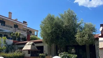 Expose IHR ZWEITES ZUHAUSE IN GRIECHENLAND – RUHIGES FERIENDOMIZIL MIT GARTEN UND BALKON