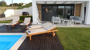 Expose Freistehende Villa mit großem Garten und zwei Pools – nur 300 Meter vom Meer