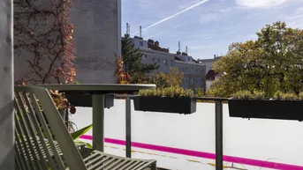 Kleiner Balkon mit Sitzgelegenheiten und Pflanzen, bietet einen Blick auf die Stadt.