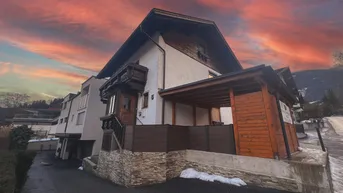 Expose Tiroler Ferienhaus mit Blick auf Berge