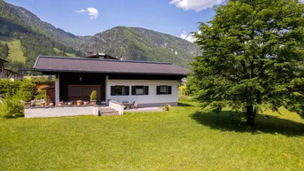 Expose Freizeitwohnsitz: Grundstück mit Altbestand und Bergblick