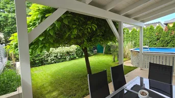 Expose Modernes 4,5-Zimmer Eck-Reihenhaus mit Garten und Pool