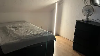 Expose Helle 3-Zimmer Dachwohnung mit Einbauküche sofort verfügbar