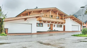 Expose Außergewöhnliches Zweifamilienhaus in Leutasch: 296 m² + Büro + 2 Doppelgaragen + Pool