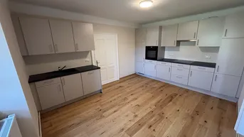 Expose Neu sanierte Wohnung mit hochwertiger Küche, Loggia mit Flussblick und optionaler Gartennutzung
