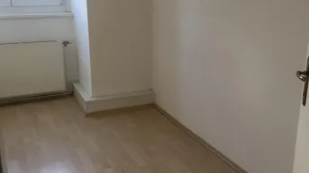 Expose 2,5 Zimmer Dachgeschosswohnung mit großem, hellem Bad
