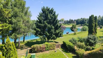 Expose In 1 -2 Minuten im Wasser ! Von der 45 m2 Terrasse den See überblicken! 117 m2 Nutzfläche = 63 m2 Wohnfl. + 54 m2 Terrasse +3 eigene Parkplätze + über 20 Jahre nur Wochenendnutzung + Hochwassersichere Lage + 1A Infrastruktur + nur 35 Min. nach Wien + Lage + Lage + Lage + Der Vergleich macht sie sicher