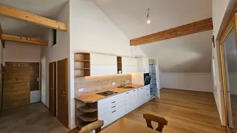 Expose Dachgeschosswohnung mit Lift, Klimaanlage, Balkon und Parkplätzen