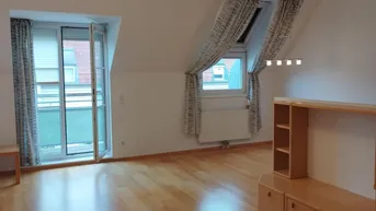 Expose Helle, großzügige 3-Zimmer Wohnung mit Balkon, eigener Dachterrasse und Parkplatz in Ruhelage