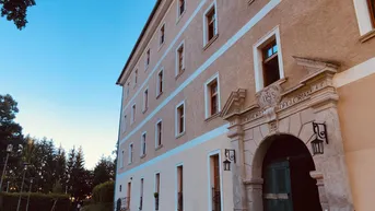 Expose Geräumige 3-Zimmer Altbauwohnung mit Garten und Parkplatz im Schloss Herberstorf in Allerheiligen bei Wildon