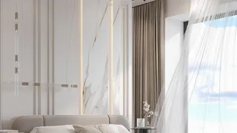 Modernes Schlafzimmer mit hellem Marmor-Akzentwand, großen Fenstern und eleganten Pendelleuchten.