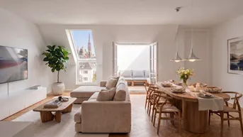 Heller, offener Wohn-Essbereich mit modernem Design, Holzboden und Zugang zu einem Balkon mit Stadtblick.