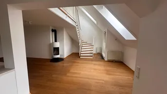 Expose Lichtdurchflutete Dachgeschoss Maisonette mit Galerie, Holzofen &amp; 2 Terassen - 3 Zimmer plus Wohnbereich auf zwei Ebenen in 1050 Wien