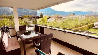 Geräumige Terrasse mit Sitzgelegenheiten und einem weiten Blick auf die umliegende Berglandschaft.