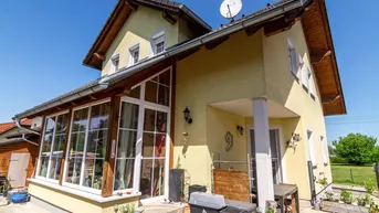 Expose Einfamilienhaus auf großem Grundstück mit Doppelgarage, Pool und Wintergarten in Asten