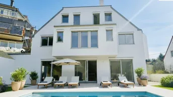 Hinteransicht des modernen Hauses mit großem Pool, Sonnenliegen und gepflegtem Gartenbereich.