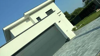Expose Moderne Familienvilla im Zentrum von Ferlach mit Pool, Schiebeterrasse und Smart-Home-System 📍 Lage: Ferlach – zentrale Wohnlage, fußläufig zu Schule und Kindergarten 🏡 Wohnfläche: ca. 156 m² 🌳 Terrassenfläche: ca. 18 m² 🚗 Garage: ca. 32 m² (Platz für 2 Fahrzeuge) --- Highlights: ✅ Pool mit Schiebeabdeckung – modernes Design und maximaler Komfort ✅ Smart-Home-System Loxone – intelligente Elektroinstallation für Licht, Heizung und Sicherheit ✅ Fußbodenheizung für behagliches Wohnen ✅ 4 Schlafzimmer – ideal für Familien ✅ 2 moderne Badezimmer mit hochwertiger Ausstattung ✅ Großzügiger Wohn- und Essbereich mit direktem Zugang zur Terrasse ✅ Zentrale Lage – alle wichtigen Einrichtungen (Schule, Kindergarten, Einkaufsmöglichkeiten) in unmittelbarer Nähe ✅ Helle und moderne Architektur mit viel Tageslicht --- Objektbeschreibung: Diese moderne Familienvilla befindet sich im Herzen von Ferlach und bietet eine perfekte Kombination aus Komfort, Design und Funktionalität. Auf ca. 156 m² Wohnfläche erwarten Sie ein großzügiger Wohn- und Essbereich, vier helle Schlafzimmer sowie zwei stilvolle Badezimmer. Das Highlight der Immobilie ist der moderne Pool mit praktischer Schiebeabdeckung, der sich harmonisch in die Terrassen- und Gartenfläche einfügt. Die Immobilie ist mit einem innovativen Smart-Home-System von Loxone ausgestattet, das Ihnen volle Kontrolle über Beleuchtung, Sicherheit und Energieeffizienz ermöglicht. Eine Doppelgarage (ca. 32 m²) sowie eine großzügige Terrasse (ca. 18 m²) runden dieses außergewöhnliche Angebot ab. Dank der zentralen Lage sind Schulen, Kindergärten und Einkaufsmöglichkeiten bequem zu Fuß erreichbar – perfekt für Familien, die modernes Wohnen und Alltagspraxis verbinden möchten.