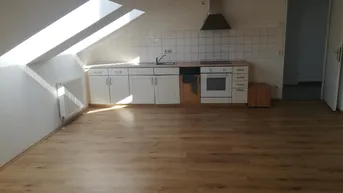 Expose Provisionsfrei von Eigentümer: Helle Dachgeschosswohnung mit Wohnküche und Dachterrasse in stilvollem Altbau