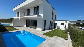 Expose Modernes 6-Zimmer Doppelhaus mit Pool und Garten