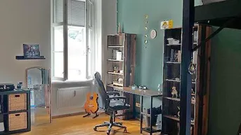 Expose Altbau 1-Zimmer-Wohnung mit Aufzug und Einbauküche