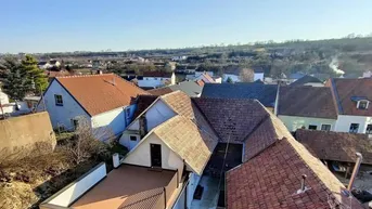 Expose Charmantes Haus mit Dachterrasse, Partyraum &amp; Felsenkeller in Langenlois - Teilmöbliert möglich - Privatverkauf!