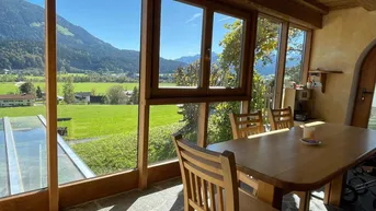 Expose Sonnige Alpenwohnung mit Wintergarten – ideal für aktive Genießer