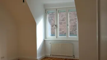 Expose STILVOLLE RENOVIERTE, HELLE 3-ZIMMER WOHNUNG IN BESTLAGE