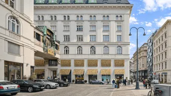 Historisches Gebäude mit aufwendiger Fassade, großen Fenstern und belebter Straße.