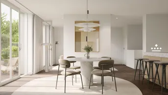 Lichtdurchfluteter Essbereich mit Marmortisch, Holzboden und Zugang zur Terrasse.