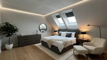 Modernes Schlafzimmer mit Dachschrägen, zwei Dachfenstern und indirekter Beleuchtung.
