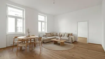 Heller, offener Wohn- und Essbereich mit Holzboden, großen Fenstern und moderner Einrichtung.