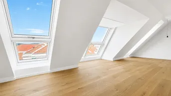 Helles Dachgeschosszimmer mit Holzboden und mehreren Dachfenstern bietet einen weiten Blick über die Dächer.